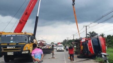 Delivery truck overturns onto pickup, injuring driver in Chumphon