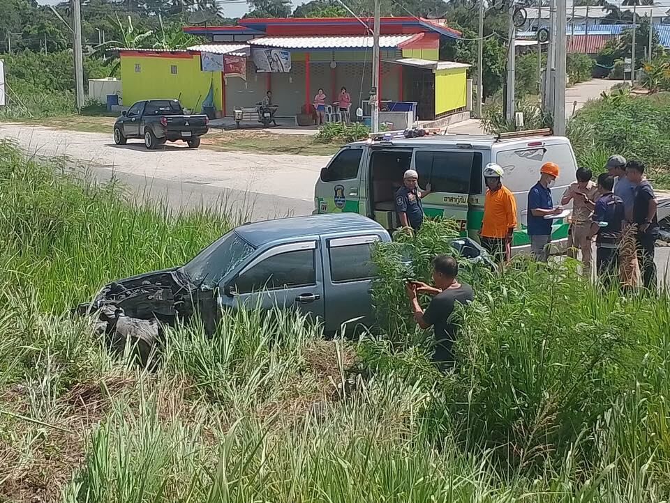 Train slams pickup as driver ignores barrier in Sattahip | News by Thaiger