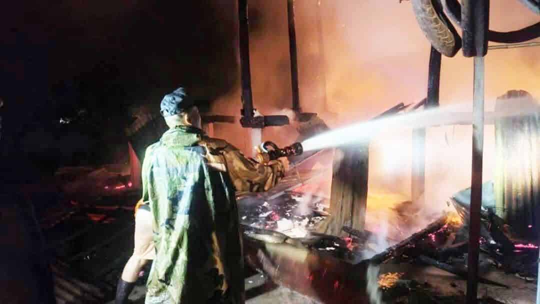 Thunderbolt sets Isaan home ablaze in terrifying storm (video) | News by Thaiger