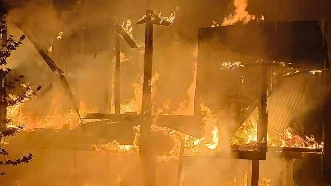Thunderbolt sets Isaan home ablaze in terrifying storm (video) | News by Thaiger