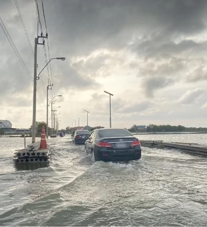 High tide floods Samut Prakan, ONWR warns Bangkok | News by Thaiger