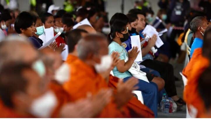Bangkok unites in mass prayer for quake victims | News by Thaiger