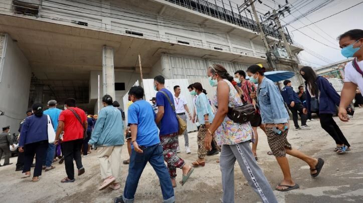 Bangkok unites in mass prayer for quake victims | News by Thaiger