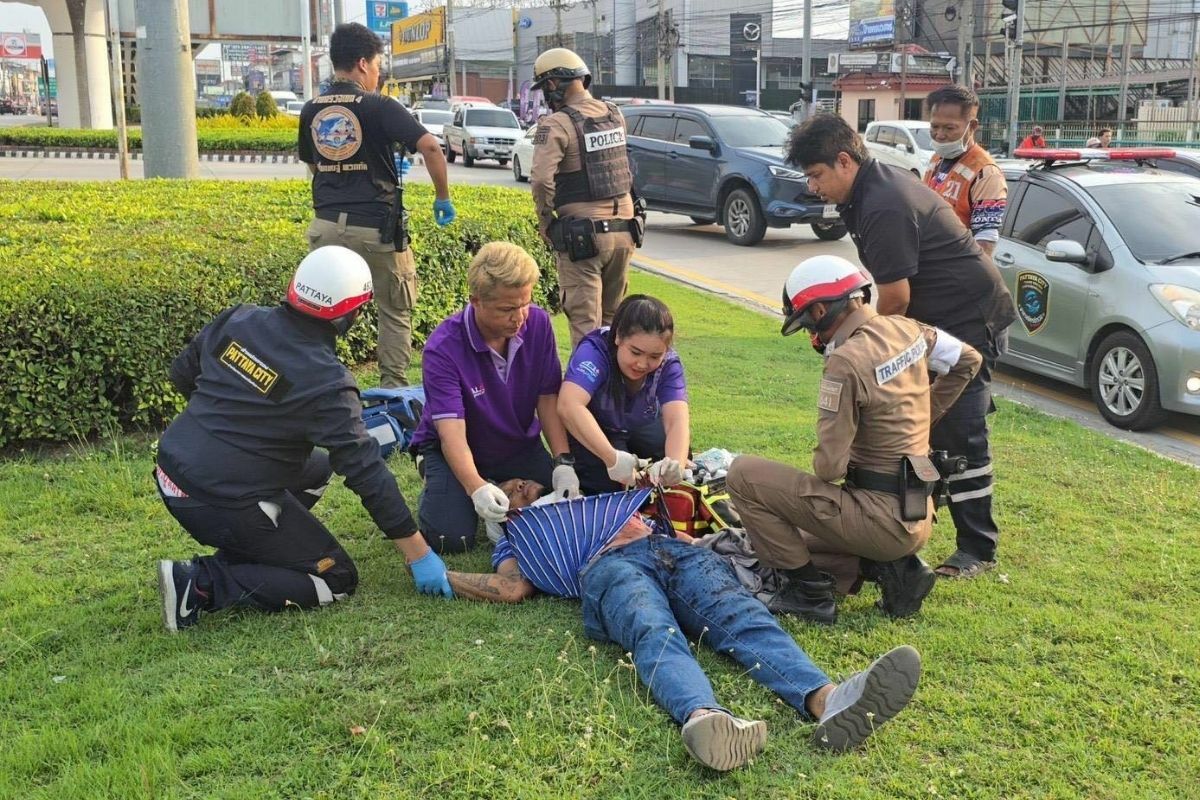 Foreigner stabs himself on Pattaya traffic island