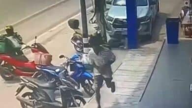 Chiang Rai theft suspect escapes police vehicle through roof