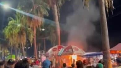 Pattaya tourists use water guns to put out fire on food cart