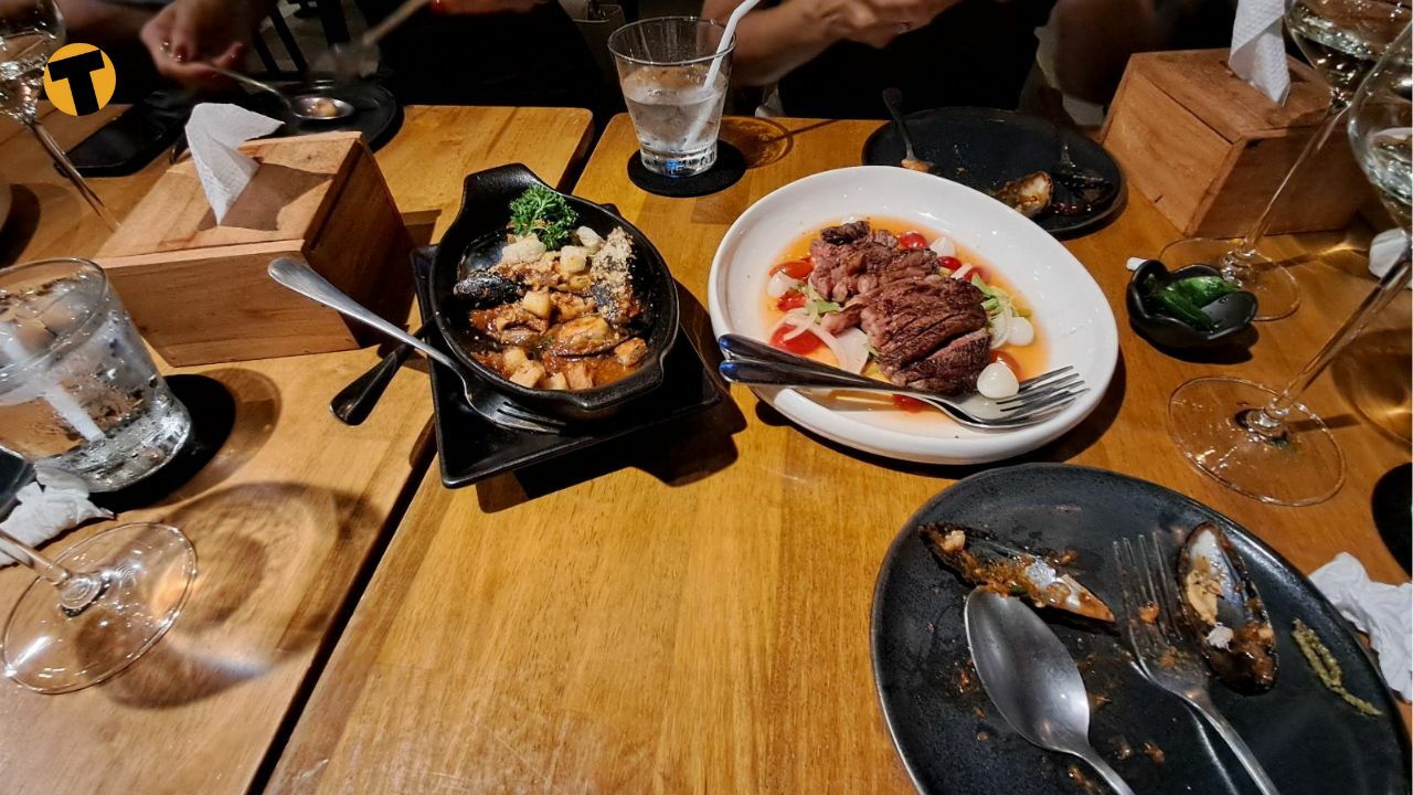 The mussels appetiser and the steak in spicy salad sauce at MOUSE