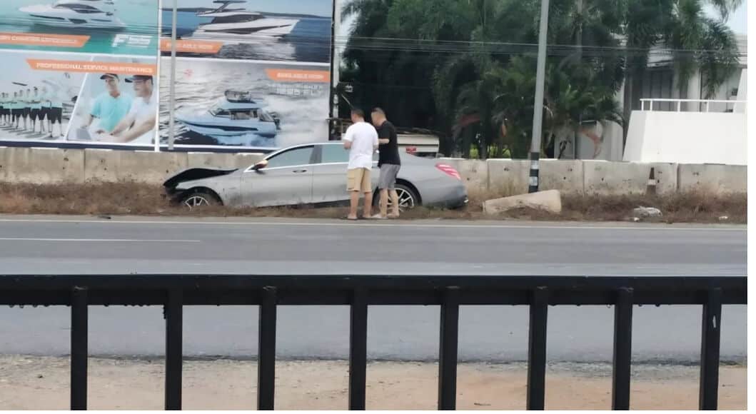 Mercedes-Benz red light joyride ends in smash and dash in Pattaya | News by Thaiger