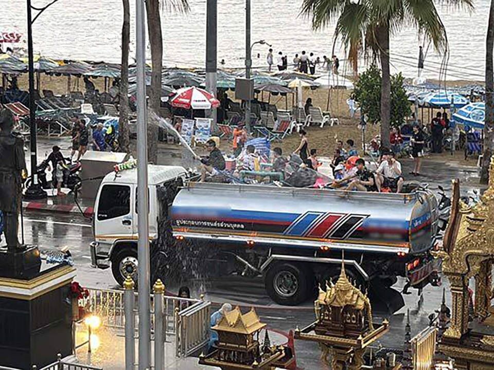 Pattaya cops stop Chinese tourists in Songkran truck chaos | News by Thaiger