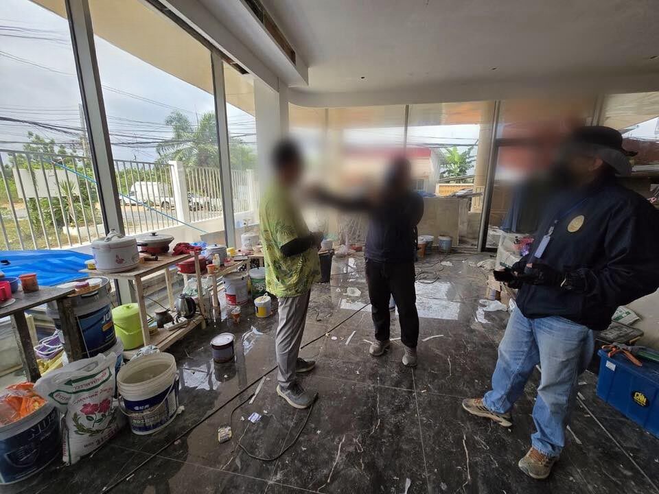 Pattaya construction site sees arrest of illegal Chinese worker | News by Thaiger