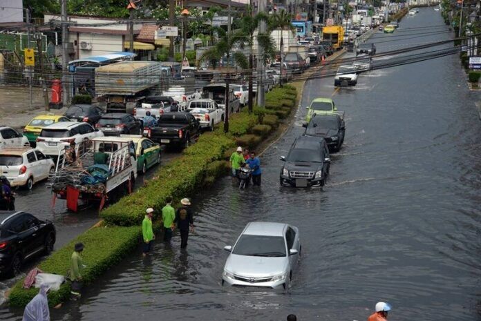 Heavy rainfall floods Samut Prakan roads, causing traffic chaos