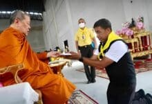 Bangkok unites in mass prayer for quake victims