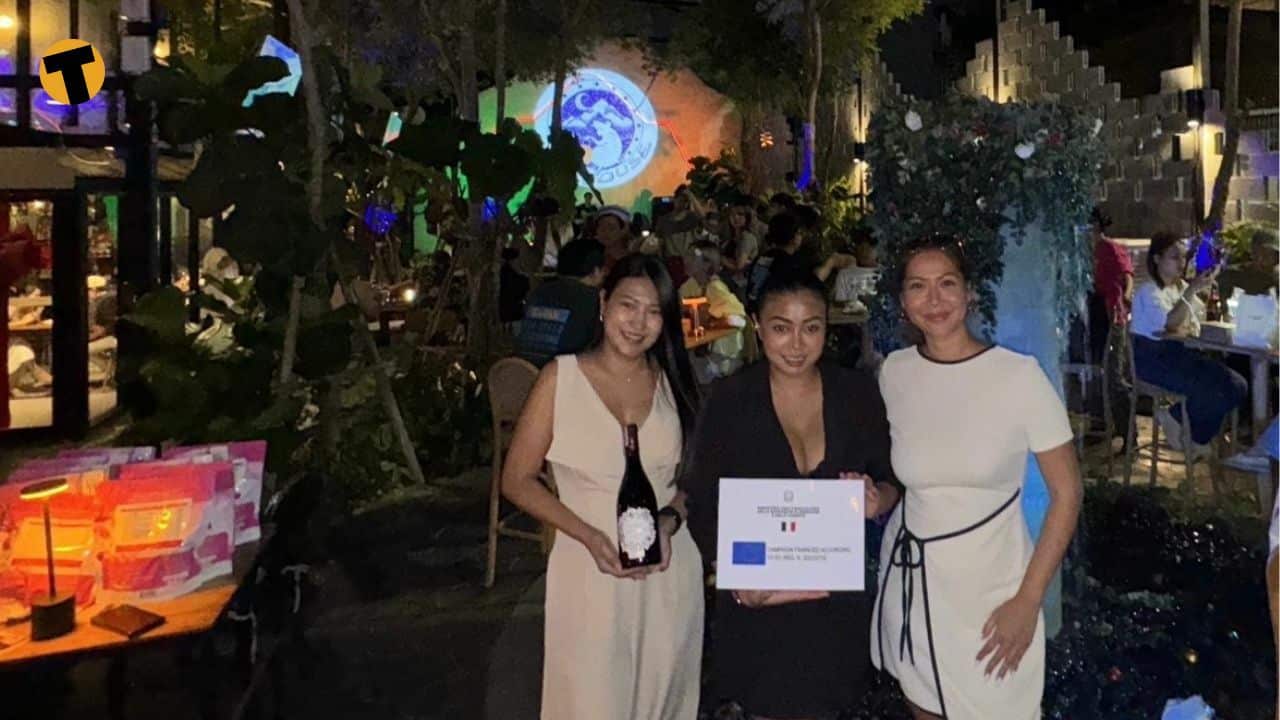 The sign reads that this is financed by the Ministry of Agriculture from Italy while in regulation of the EU, on top of that this is a view of MOUSE from the bar area where you can see the restaurant on the left hand side of the screen