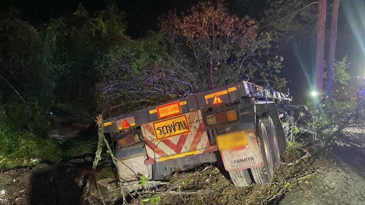 Ceiling panels crush driver in fatal Phatthalung truck crash | News by Thaiger