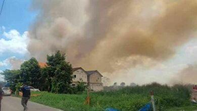 Fire engulfs Rangsit grassland, dangerously close to gas pipeline