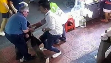 Thai locals show compassion, aid foreign woman in roadside seizure (video)