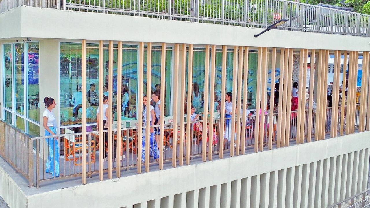 Gourmet Bar Hat Tham Phang is airy and open