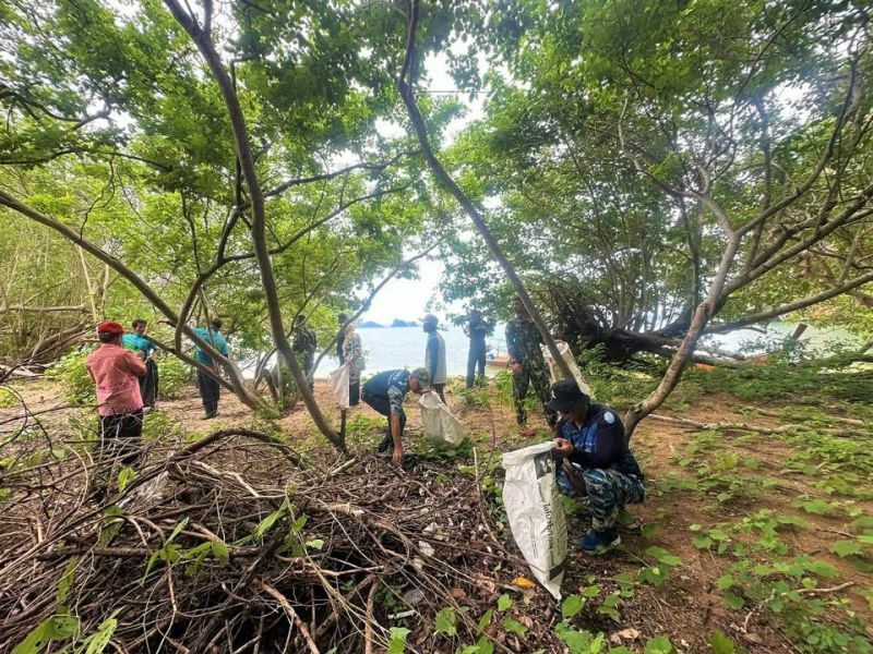 Krabi locals team up to tackle marine waste in coastal cleanup | News by Thaiger