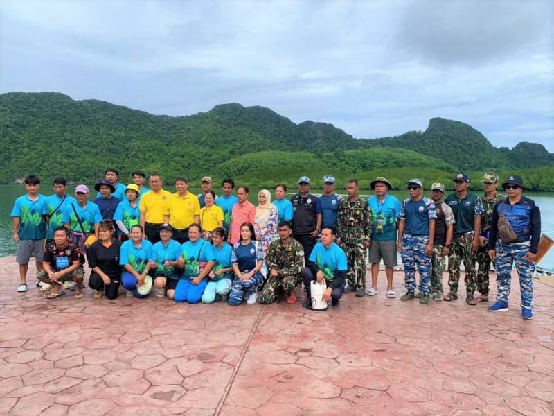 Krabi locals team up to tackle marine waste in coastal cleanup | News by Thaiger