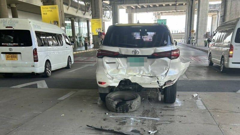 Runaway van slams into 4 taxis outside Phuket Airport | News by Thaiger