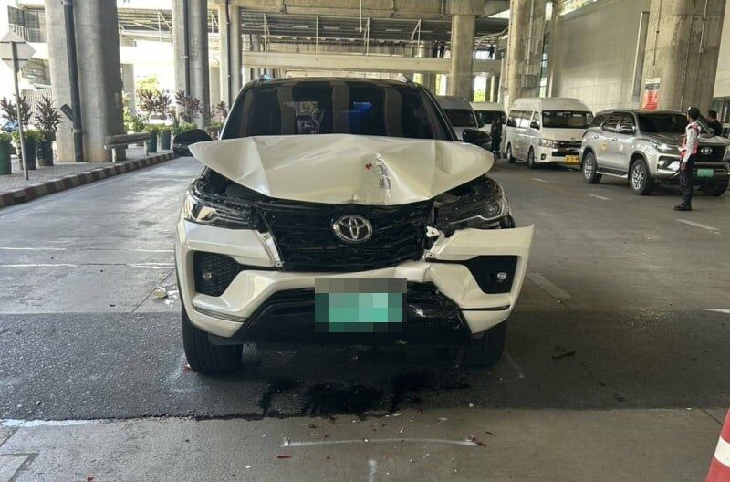 Runaway van slams into 4 taxis outside Phuket Airport | News by Thaiger