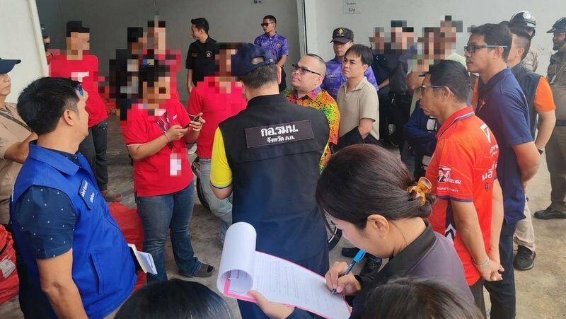Parcel firm under fire for blocking traffic in Wichit, Phuket | News by Thaiger