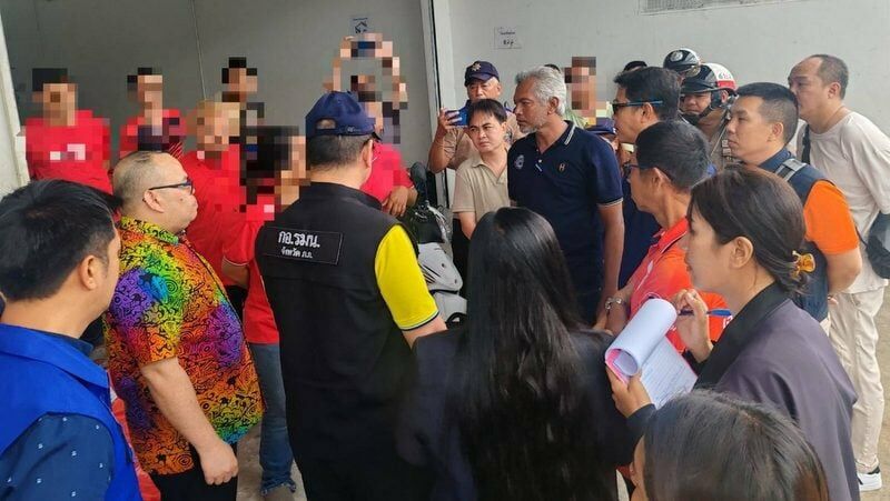Parcel firm under fire for blocking traffic in Wichit, Phuket | News by Thaiger