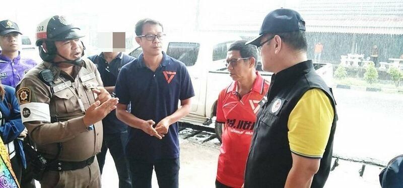 Parcel firm under fire for blocking traffic in Wichit, Phuket | News by Thaiger