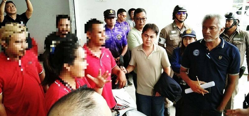Parcel firm under fire for blocking traffic in Wichit, Phuket | News by Thaiger