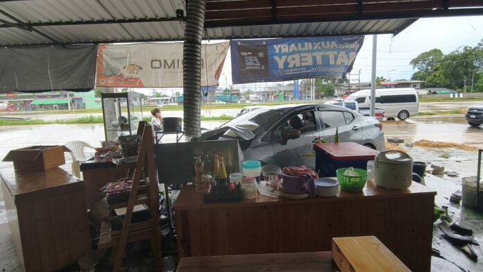 Rainy wreck: Wild crash smashes noodle shop in Chon Buri | News by Thaiger