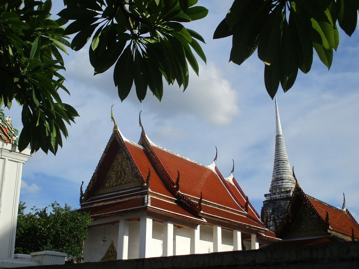 The fascinating and very odd murals at Wat Borom Niwat
