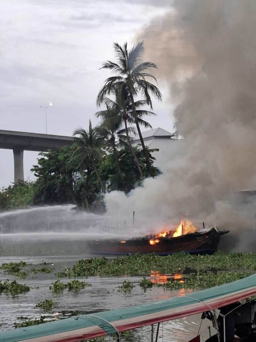 Blaze at Bangkok luxury resort pier torches two boats (video) | News by Thaiger
