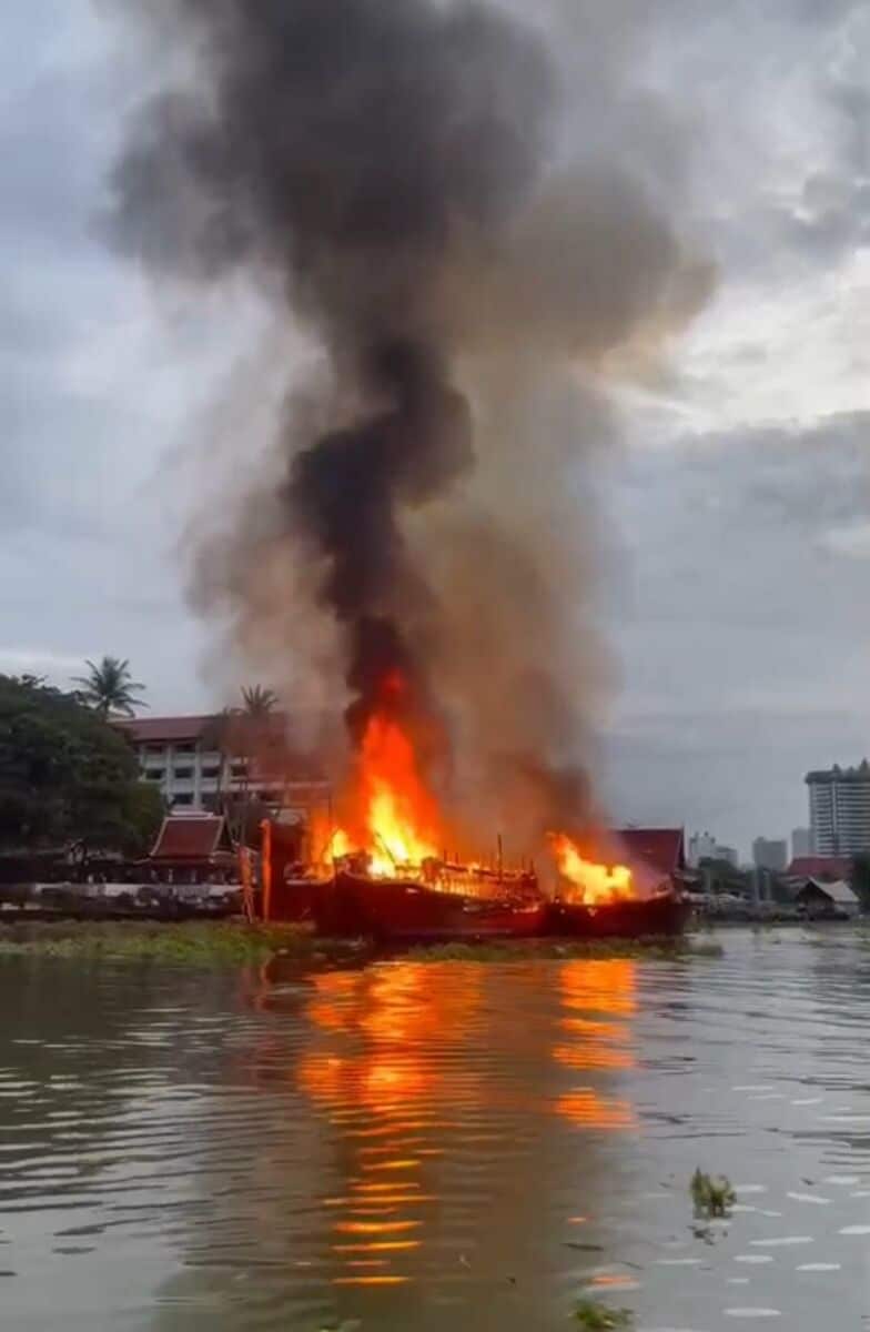 Blaze at Bangkok luxury resort pier torches two boats (video) | News by Thaiger