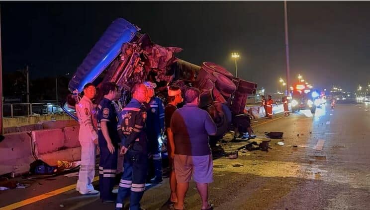 Overturned truck causes crude oil spill on Bangkok road | News by Thaiger