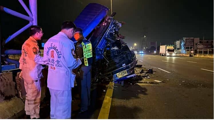 Overturned truck causes crude oil spill on Bangkok road | News by Thaiger