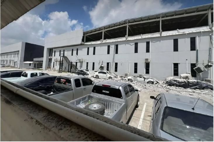 Steel carnage: Factory collapse crushes cars in Chon Buri horror | News by Thaiger