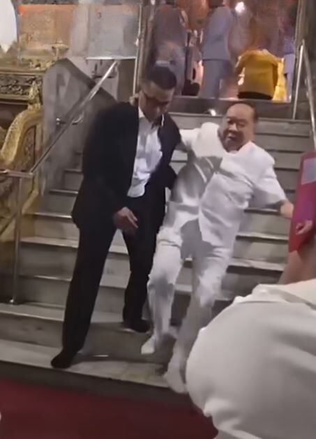 Prawit takes a tumble at Bangkok's Wat Pho (video) | News by Thaiger