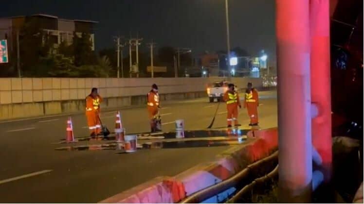 Overturned truck causes crude oil spill on Bangkok road | News by Thaiger