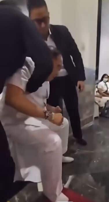 Prawit takes a tumble at Bangkok's Wat Pho (video) | News by Thaiger