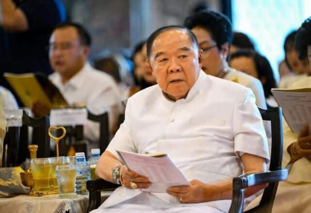 Prawit takes a tumble at Bangkok's Wat Pho (video) | News by Thaiger