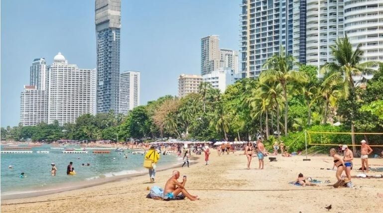 Storms loom, but Pattaya still packs out for long weekend | News by Thaiger