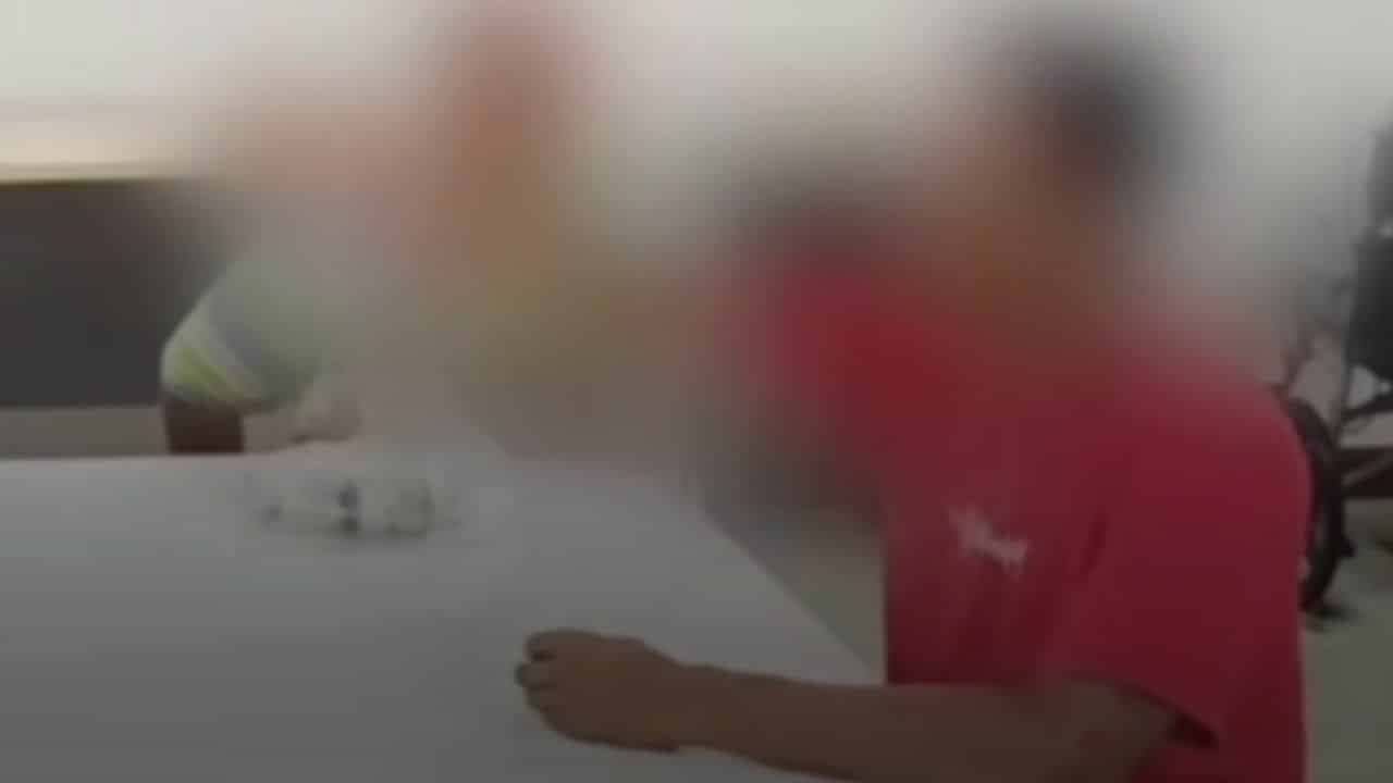 Thai parents beat up their young son on Chon Buri beach road
