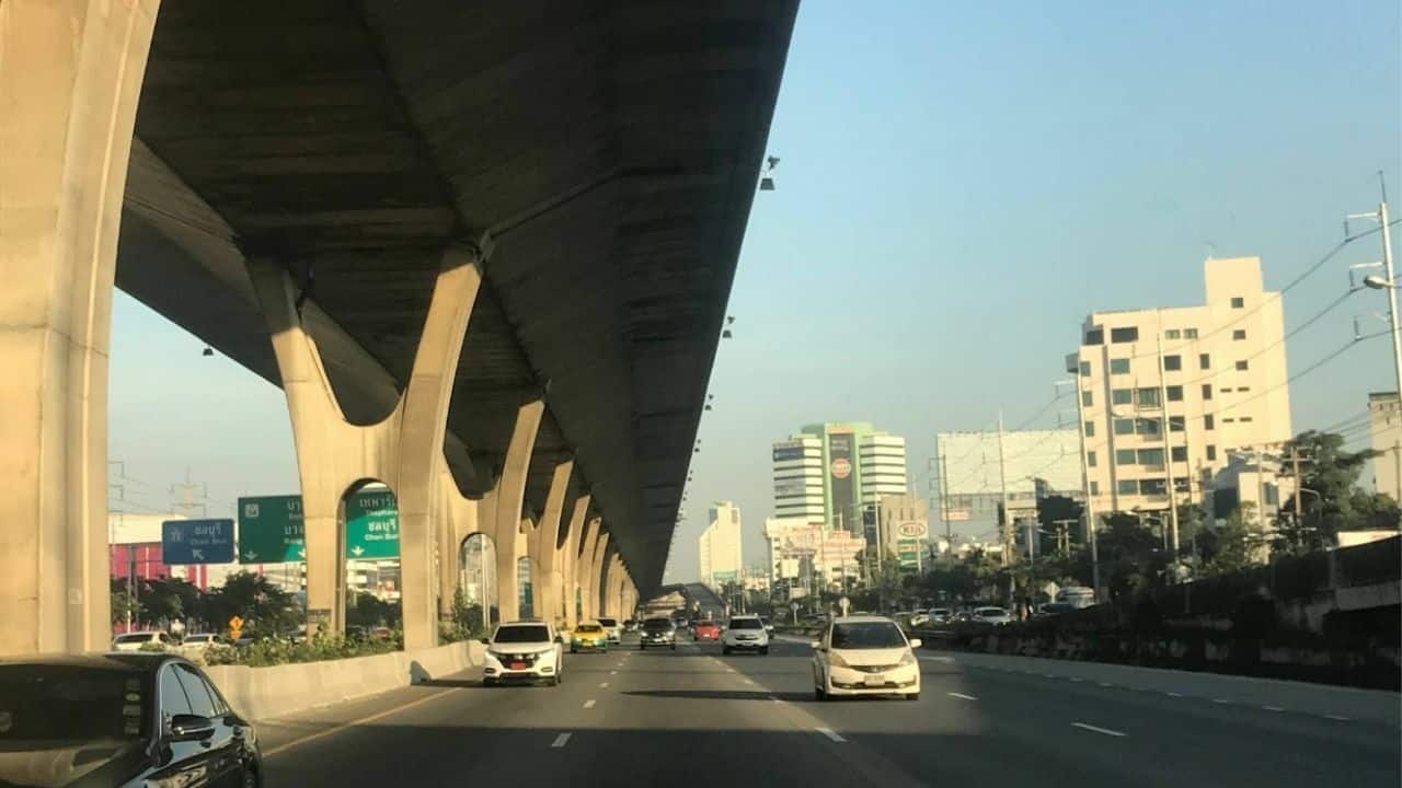Taxi thief heads to Rayong via Bang Na-Trat Road