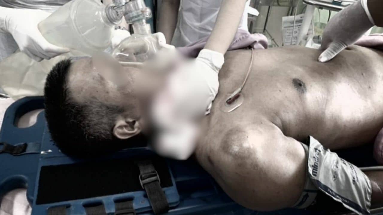 Police officer slits his throat to escape arrest after stealing gold