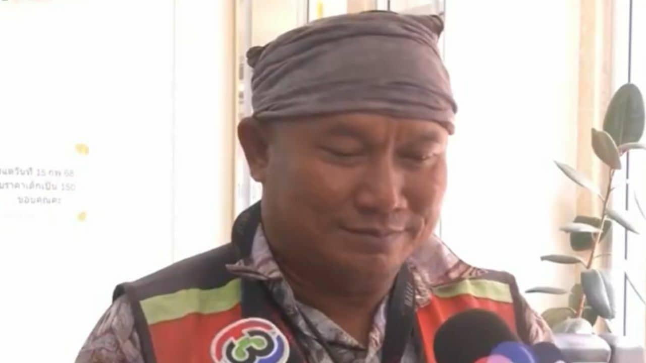 Thai motorcycle taxi riders lost money to scammer