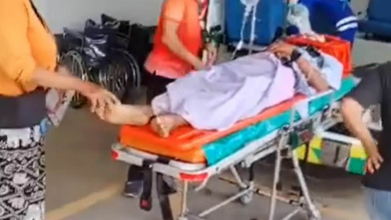 Thai teen left in coma after snake bite and hosptial's reckless treatment