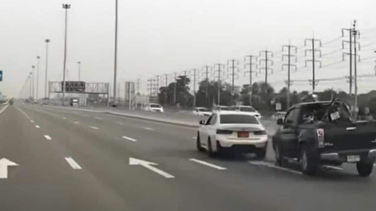 BMW driver crashes pickup intentionally in Pathum Thani