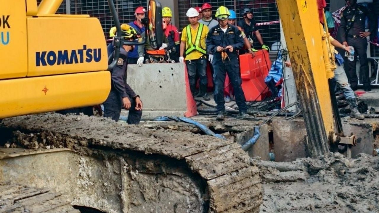 Search continues for Thai worker buried in landslide at MRT site
