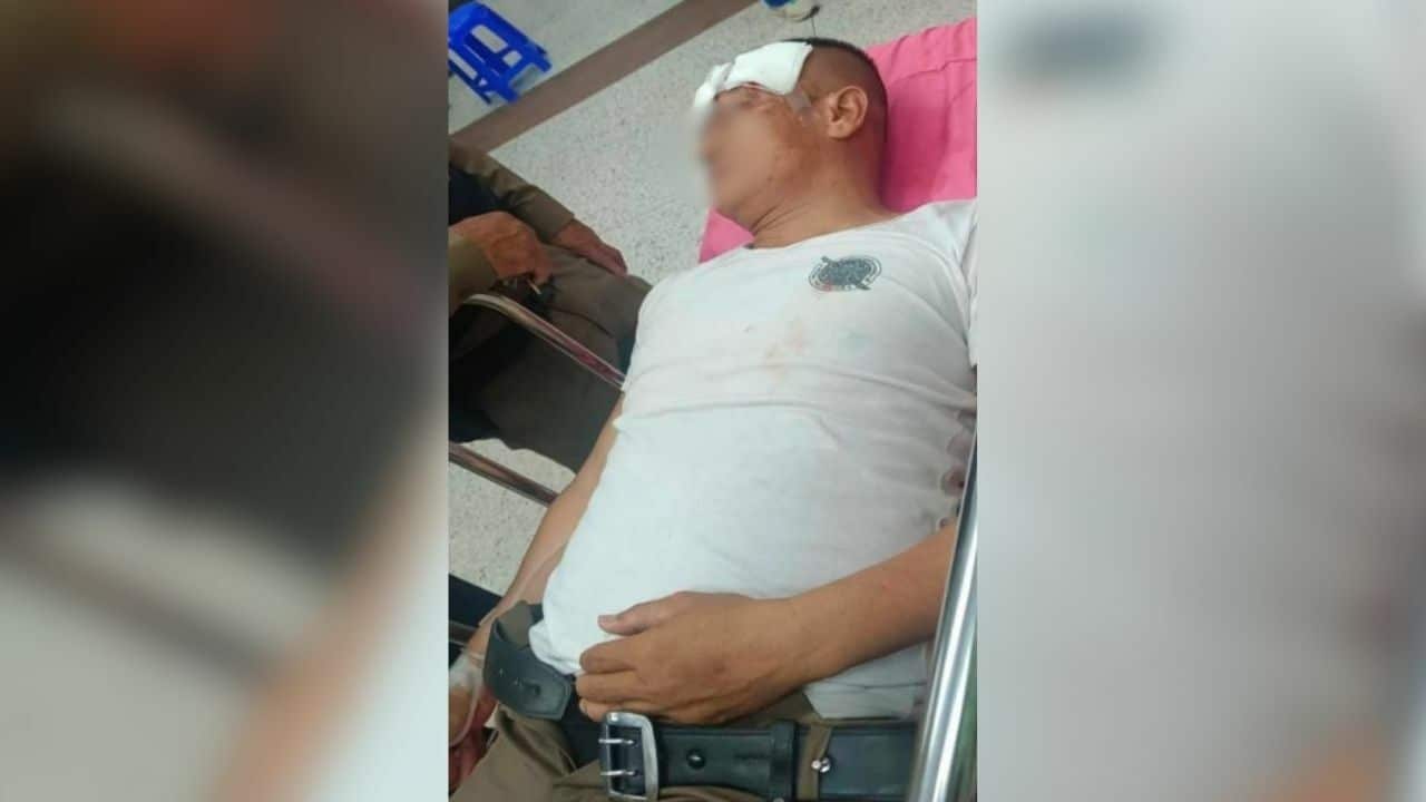Mentally ill Thai man kicks police from moving truck