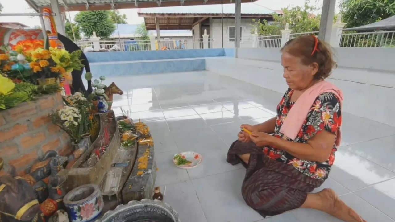 Thai family reaches to news agencies to search for man